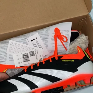 Fotbollsskor adidas  - Helt nya aldrig använda, Adidas predator, storlek 42, för både gräs och konstgräs   Kom med bud 