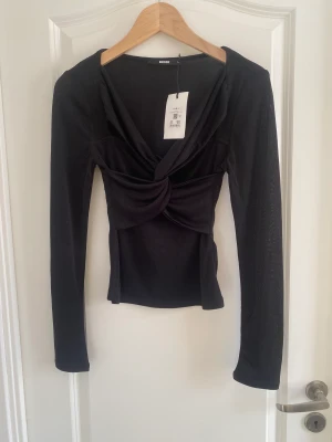 Svart Topp S/M - Oanvänd topp köpt för 300 kr säljer för 200 Passar S och M