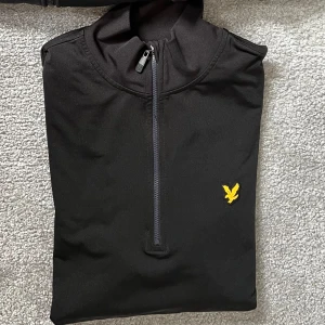 Lyle & Scott half zip utan huva, stl S - Svart Lyle & Scott half zip utan huva, stl S, i fint skick. 