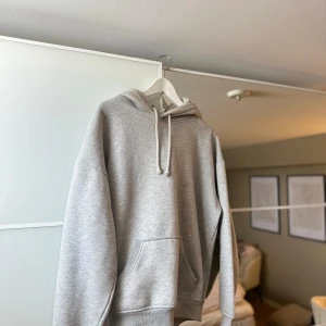 grå hoodie - grå hoodie från bikbok lite nopprig men inget man tänker på.