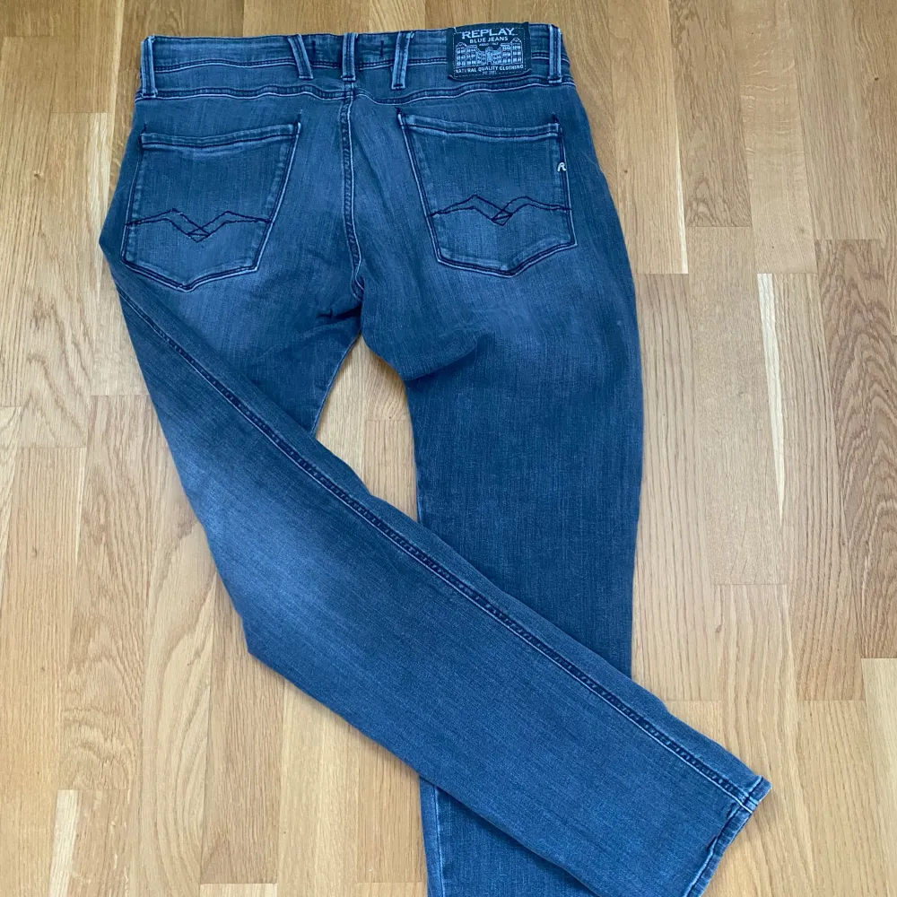 Tjena, säljer nu mina replay jeans i modellen anbass då jag inte använder dom längre. Skick 9/10. Jeans & Byxor.