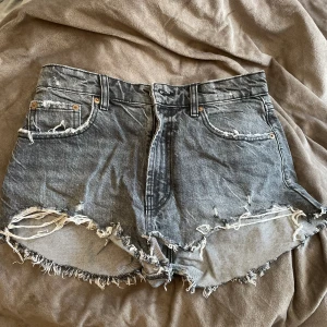 Zara shorts - Jeansshorts från zara med en superfin tvätt. Storlek 38/M men skulle säga att de passar en 36/S då Zara är rätt små i sina storlekar💓Är i fint men använt skick. Köparen står för frakten💓