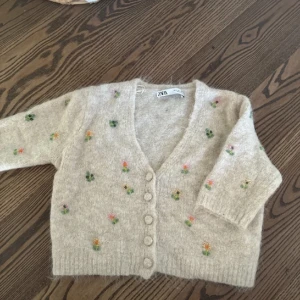 Zara tröja/kofta - Sällan använd köpt för ungefär 3 år sedan.