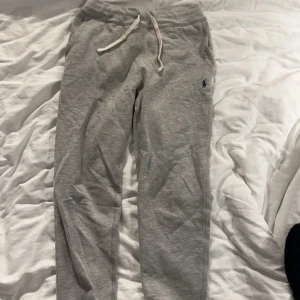 Ralph lauren mjukis - Säljer mina byxor som blivit för små, skicket är bra och inga märken eller hål! Pris kan diskuteras!