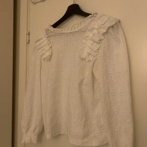 Vit blus - En vit blus. Jätte fin. Passar som xs/s.