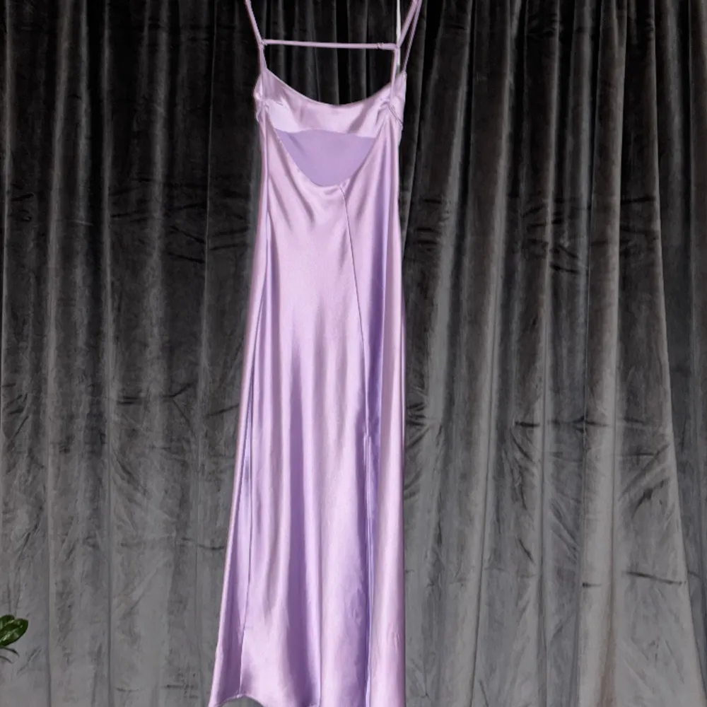 Jättefin långklänning endast använd en gång på ett bröllop. Jättefin till sommaren!🩷Köpte den för 500kr. Klänningar.