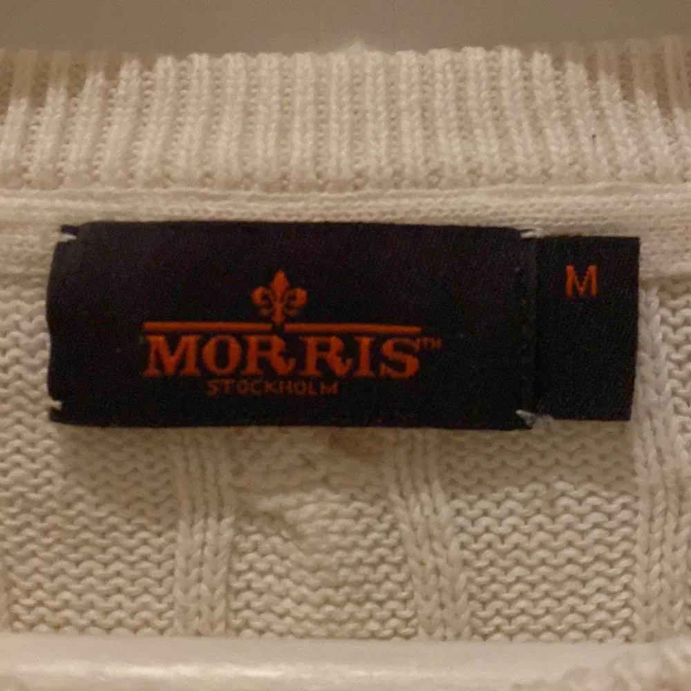 Vit Kabelstickad Morris tröja i storlek M, är i bra skick och hör gärna av dig vid funderingar och frågor? . Tröjor & Koftor.
