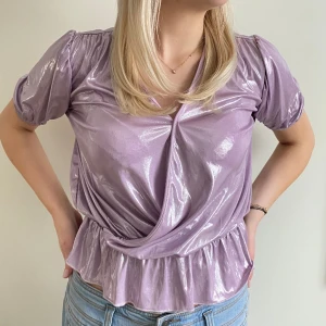 Topp - Superfin topp som kommer ifrån Zara 💜 Har ändrat uringningen mer en säkerhetsnål! Går bra att komma med prisförslag! 