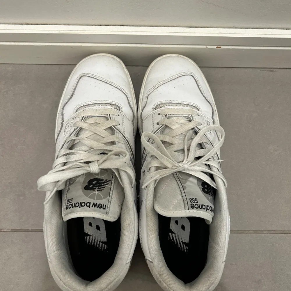 Ett par helt vita New Balance 550 i storlek 42 . Använda men i gott skick. Hör av er vid intresse eller om fler bilder önskas. 😀(herr skor). Skor.
