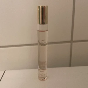 Zara Red Temptation parfym - Zara Red Temptation parfym med roller. Ska likna Baccarat Rouge. Mängd kvar enligt bild. Kommer inte till användning därför säljer jag.