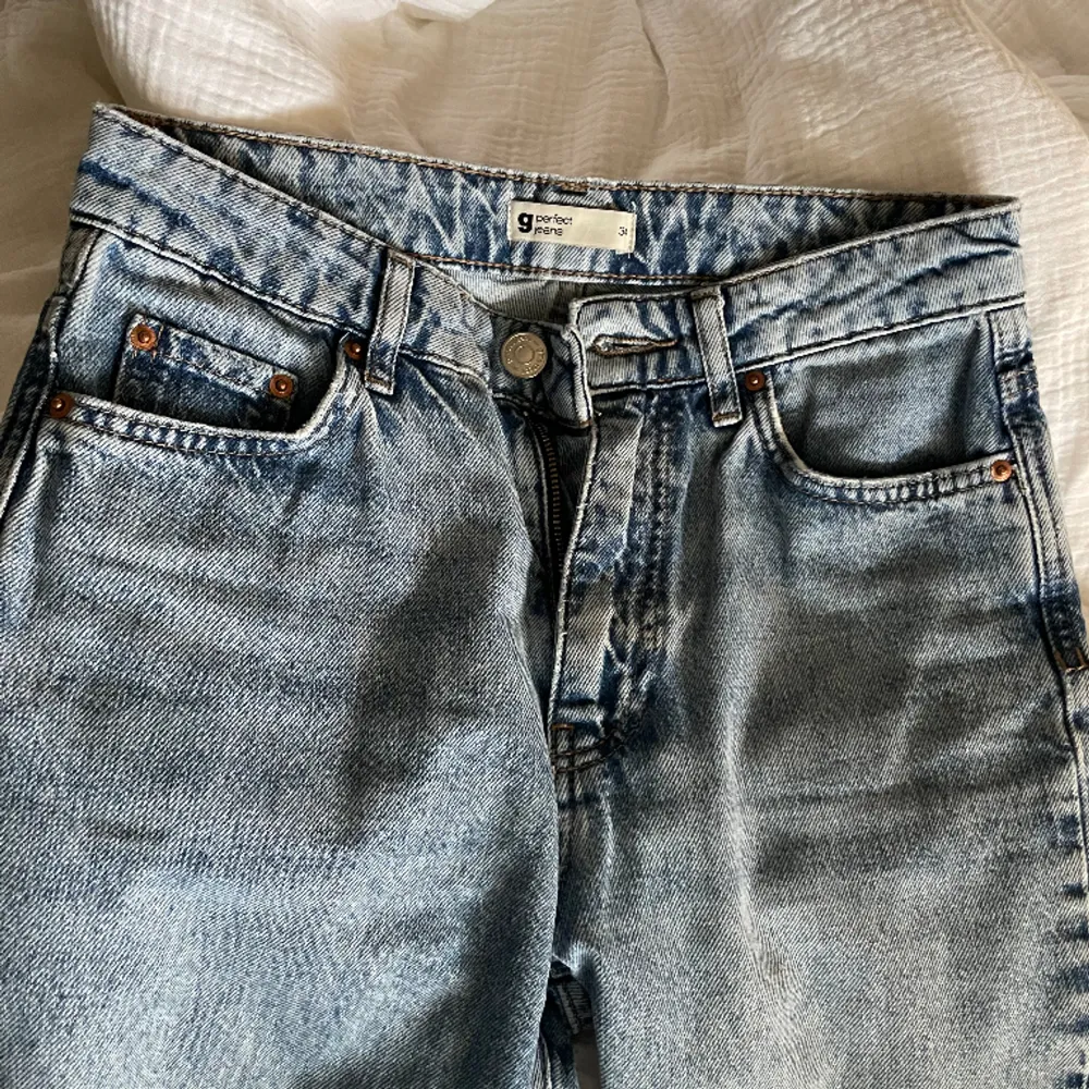 Jeans från Gina tricot i fint skick. Har tyvärr för långa ben för dessa. Utan anmärkning. Hög midja. Mom jeans. Jeans & Byxor.