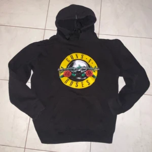 Guns N’ Roses Hoodie - Guns N’ Roses Hoodie som inte används. Skick 9/10. Inga defekter. Storlek M. Normal passform. Köpt från Zalando för 580kr, mitt pris 250kr. Hör gärna av dig vid frågor och funderingar!😊