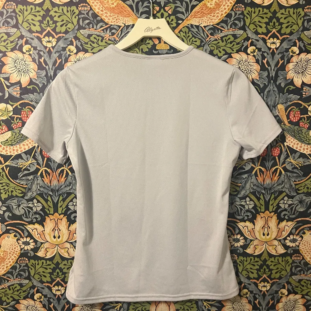 Säljer denna grå tränings t-shirt från Gymshark i storlek S. Den är använd ett fåtal gånger men i mycket bra skick och inga defekter förekommer. Köparen står för frakt 💕. T-shirts.