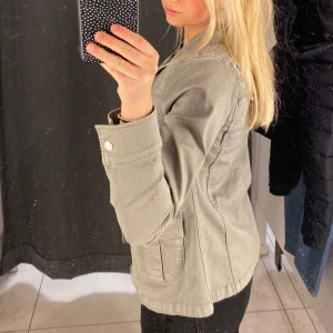 grön jeansjacka  - skitsnygg lite tunnare jeansjacka ifrån boomerang. Passar perfekt som vår/sommar/höstjackan. Lite grönare nyans än vad som syns på bilden. Skriv för mer bilder🤲 Köptes second hand för 350kr. Säljer för 200kr!  Storlek= S.