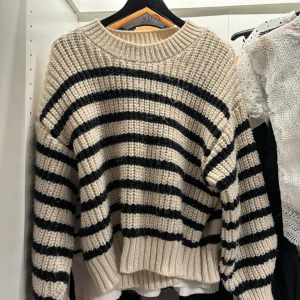 randig stickad tröja 🤍 - Såååå skön randig tröja i bra skick!💗