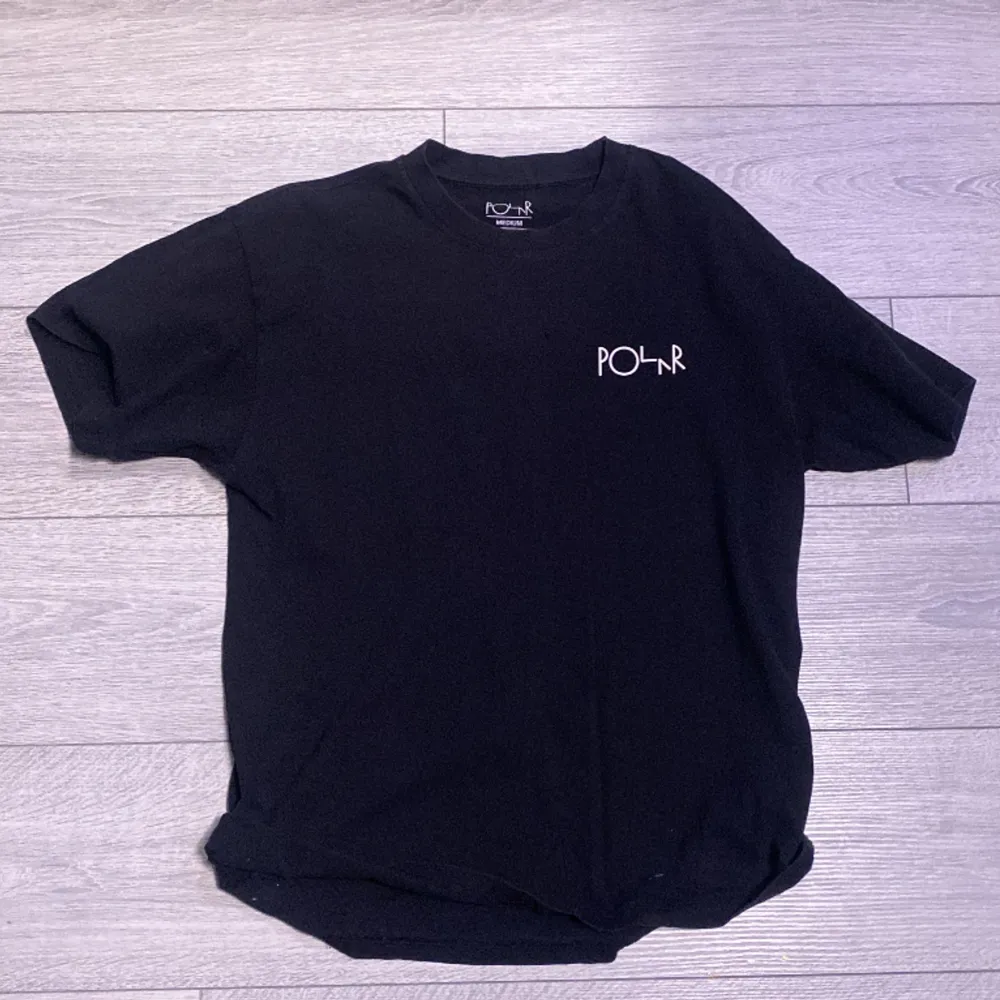 Säljer min svarta polar T-shirt eftersom den är för lång och inte passar mig. Nypris 399kr 💕. T-shirts.