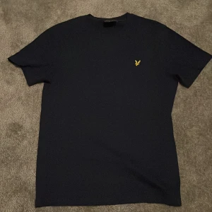 Lyle & Scott T-shirt - Tjenare säljer denna Tröja då den inte kommit till användning. Cond 10/10. Nypris 300kr 