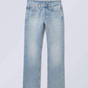 Super snygga jeans från weekday i storlek 26/30. Modellen är PIN och har endast använt 1 gång🤗. Säljer då de tyvärr blivit för små. 