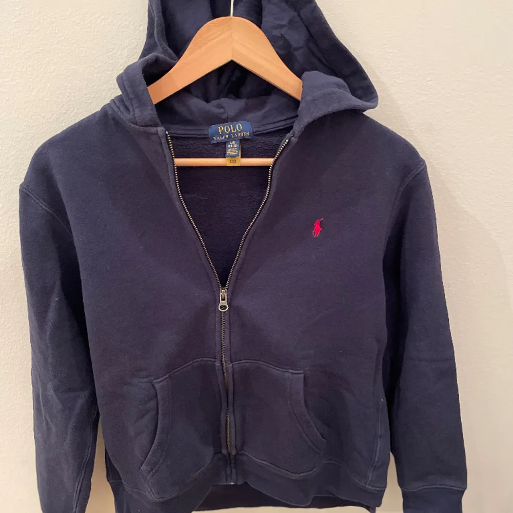 Polo Ralph Lauren Zip hoodie i Bra skick 8,5/10 Storlek 14-16y 160cm. Den är färgen mörkblå/navy. Nypris 1100kr. Hoodies.