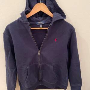 Polo Ralph Lauren Zip hoodie i Bra skick 8,5/10 Storlek 14-16y 160cm. Den är färgen mörkblå/navy. Nypris 1100kr