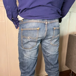 Nudie Jeans  - Nudie Jeans | Skick: 8,5/10 (lagning vid vänster ben), gjort snyggt och gör plagget unikt | Pris: 349kr | Storlek 31W & 34L | modellen är 175 cm | Fraktar via PostNord och Instabox på köparens bekostnad:)  Hör av dig vid frågor och funderingar mvh