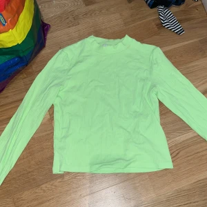Neon grön långärmad från hm - Neon grön långärmad i storlek 158/164 köpt på H&M! Inga fläckar eller nagot. Koparen star for frakten! Pris diskuteras!