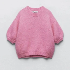 Stickad t-shirt ZARA - Stickad t-shirt från Zara som inte längre används! Är i använt skick och är något nopprig för kännedom💞 Köpte för 500kr