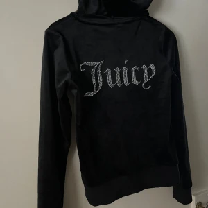 Juicy couture luvtröja - En jättefin juicy couture luvtröja i storlek S men passar nog xs också då den är ganska liten i storleken💞 använd en gång