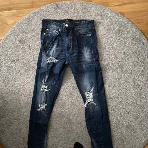 supply and demand jeans, slim fit, mörkblå. strlk M 32/32. inköpspris: 550kr jdsports