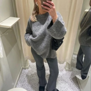 grå stickad tröja  - Super fin tröja från na-kd! storlek xxs men sitter som en xs-s🫶🏼 använd men är fortfarande i jätte fint skick! nypris 400. (första bilden är ej min)