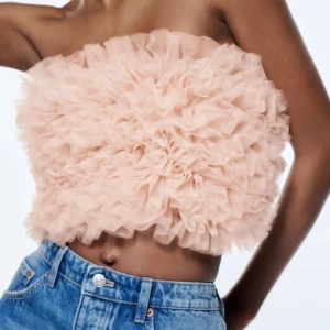 Topp - En jättesöt topp ifrån Zara som inte är använd💘 i storlek M men passar mig som har storlek S