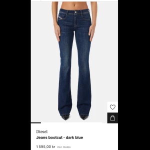 Långa Lågmidjade Jeans Diesel - Perfekta jeans för oss långa tjejer! Extremt snygga och trendiga lågmidjade jeans från Diesel, nya och oanvända med lapparna kvar. Säljes då de tyvärr inte passade mig, helt felfria!💓 Storlek: W30/L32 men benen är långa, snarare en L34-36. Går ner till marken på mig som är 178! Pris går att diskuteras☺️ Nypris: 1595kr
