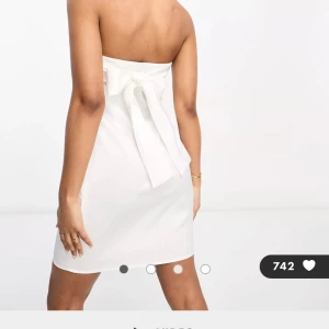 Student kläning!👗 - Jätte fin och elgant student kläning!! Säljer eftersom den va för stor runt bysten på mig annars helt perfekt. Ursprungspris 380kr Säljer för 299!!