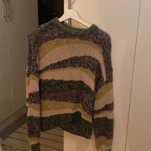 Tröja i olika färger - Tröja från bikbok. Storlek medium