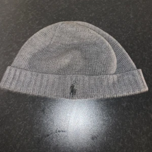Polo Ralph Lauren mössa - Grå polo Ralph Lauren mössa. Ny pris 739kr