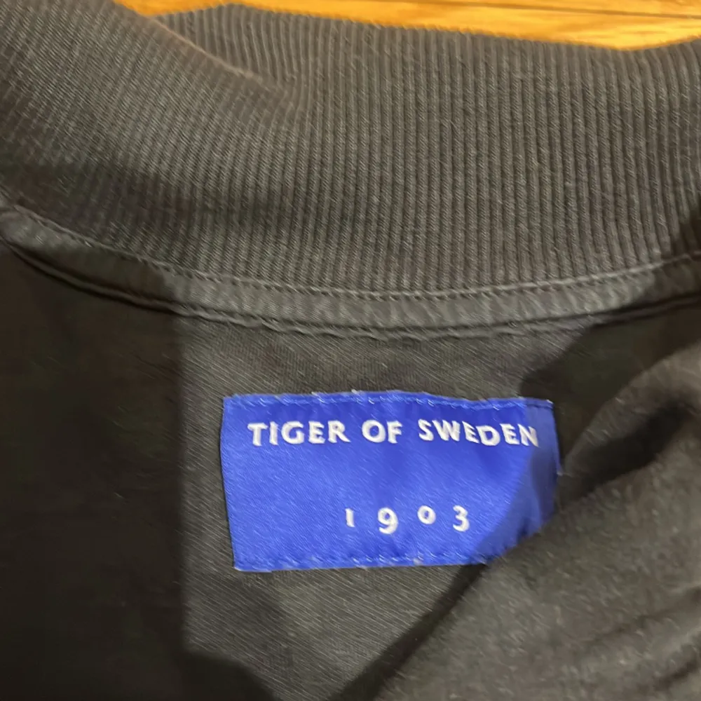 Säljer denna tiger of sweden full zip i storlek small, den är i gott skick, nypris 1800. Tröjor & Koftor.