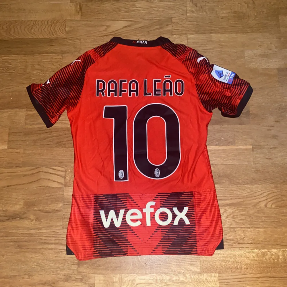 AC Milans hemma tröja från den här säsongen ❤️🖤🇮🇹med Rafa Leão #10 på ryggen 🏄‍♂️🇵🇹, tröjan är så gott som ny (Pris kan diskuteras). T-shirts.