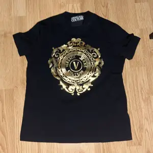 Svart Versace t-shirt helt ny och säljer tröjan väldigt billigt, originala priset ligger vid 1500kr och säljer tröjan för endasts 500kr!!
