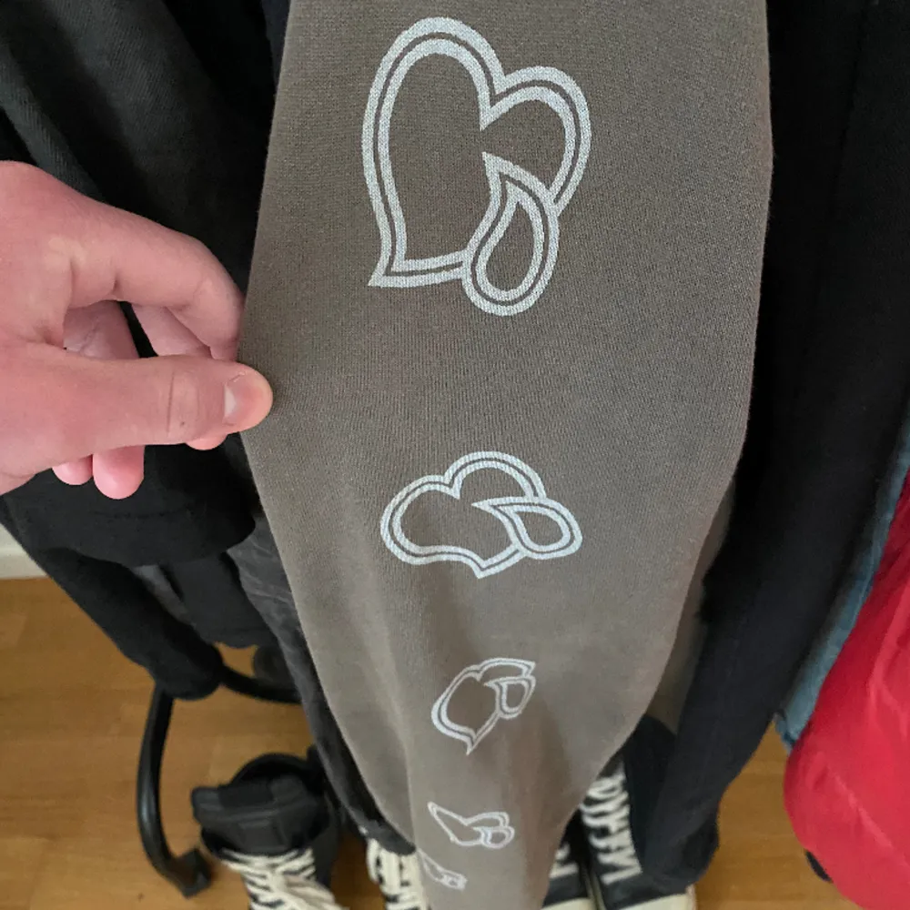 Rare Number Nine cargo hoodie med crying hearts size 3, grail piece I bra skick och såklart äkta, öppen för offers . Hoodies.