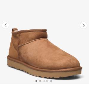 Jag säljer mina bruna uggs mini. Dom är köpta i slutet av december 2023 med andra ord är dom knappt använda. Dom har lite fläckar fram på tårna men det går bort om man tvättar. Nypris 2099kr Priset går att diskutera & bilder på skorna kan ni fråga om