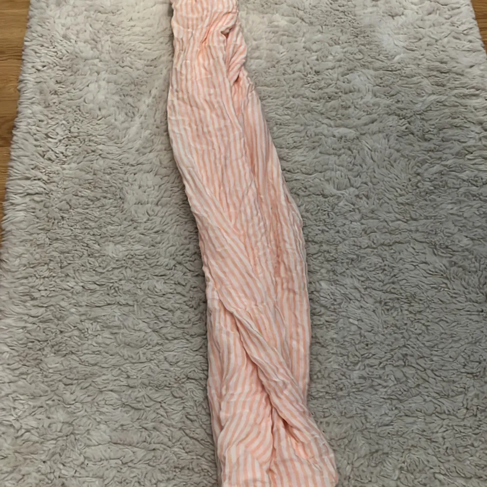 Jättefin rosarandig tubhalsduk/sjal! Köpt på någon marknad för cirka 200kr och saknar tyvärr etikett🥰Nyskick!. Övrigt.