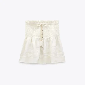 Fin zara kjol - En superfin zara kjol som är perfekt till sommaren som inte säljs längre i storlek S men passar även M och XS i jättebra skick, köp gärna med köp nu. Priset kan diskuteras 🩷