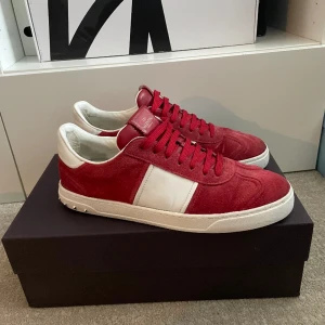 Valentino Flycrew - Säljer ett par valentino Flycrews som är i väldigt bra skick! Storlek 43! Alla nitar är kvar! Box, dustbags, extra skosnören och kuvert medkommer vid köp!  Hör gärna av dig om du har frågor!