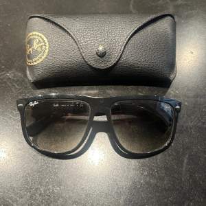 Ray ban- boyfriend färgen svart/grön Riktigt feta solglasögon till sommarn. Fodral, inplastad putsduk och kvitto medföljer. Storlek 60/15. Nypris- 110€ mitt pris 699kr. Bara höra av sig angående eventuella frågor/fler bilder!