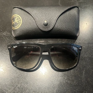 RayBan- boyfriend svart/grön  - Ray ban- boyfriend färgen svart/grön Riktigt feta solglasögon till sommarn. Fodral, inplastad putsduk och kvitto medföljer. Storlek 60/15. Nypris- 110€ mitt pris 699kr. Bara höra av sig angående eventuella frågor/fler bilder!