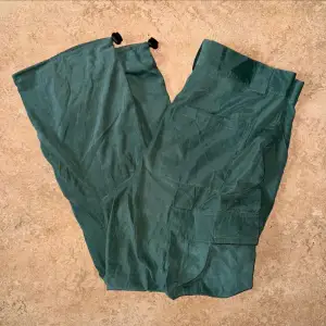 Tunnare cargo pants i väldigt skönt material. Cool design med två sido fickor och unik look på materialet