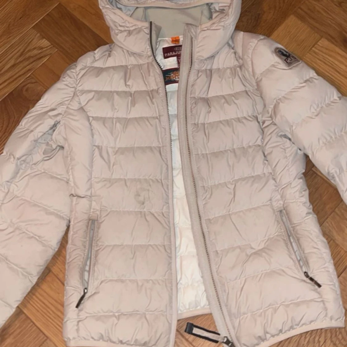 säljer dena jackan, använt 2 gånger