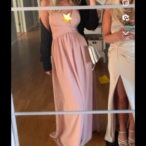 Balklänning  - Säljer min fina balklänning använd 1 gång på bal. Jag är 176cm som referens. Nån liten defekt kan förekomma längst ner men som man inte ser eller tänker på.
