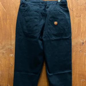 Santa cruz byxor  - Baggy santa cruz byxor med samma passform som big boys.  Oanvända. Guld ju 