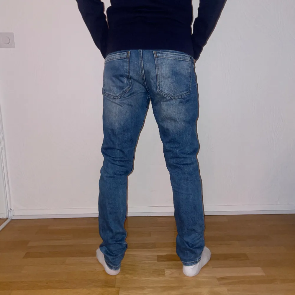 Riktigt sköna dsquared2 jeans med snygg tvätt. Modellen är 175 och väger 60kg!. Jeans & Byxor.